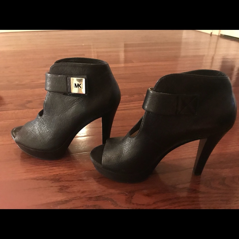 Micheal Kors black heels